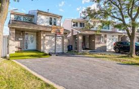 4 pièces maison en ville à Etobicoke, Canada. C$1,011,000