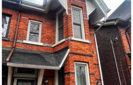 Maison mitoyenne – Pape Avenue, Toronto, Ontario,  Canada. C$2,276,000