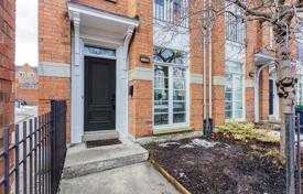 Maison mitoyenne – Pape Avenue, Toronto, Ontario,  Canada. C$1,142,000
