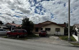 Maison en ville – Hialeah, Floride, Etats-Unis. $680,000