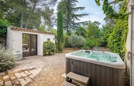 6 pièces maison de campagne à Lourmarin, France. 798,000 €