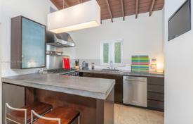 Maison en ville – Miami Beach, Floride, Etats-Unis. $2,995,000