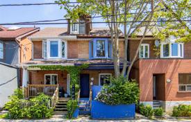 Maison mitoyenne – Pape Avenue, Toronto, Ontario,  Canada. C$1,149,000