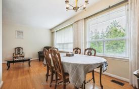 8 pièces maison en ville à Etobicoke, Canada. C$1,277,000