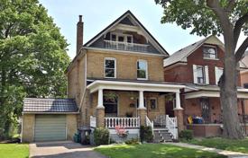 4 pièces maison en ville en York, Canada. C$1,055,000