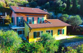 8 pièces villa 353 m² en Torri del Benaco, Italie. 2,400,000 €