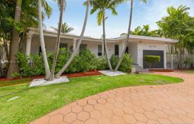 Maison de campagne – Sunny Isles Beach, Floride, Etats-Unis. $799,000