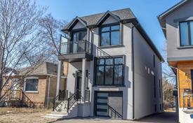 4 pièces maison en ville à East York, Canada. C$1,891,000