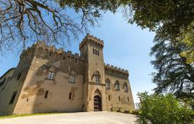 Château – Toscane, Italie. Price on request