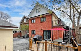 14 pièces maison en ville à East York, Canada. C$2,430,000