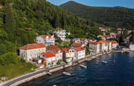 Bâtiment historique en première ligne avec vue sur la mer à Lepetan, Tivat. 322,000 €