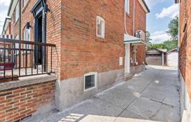 Maison mitoyenne – Pape Avenue, Toronto, Ontario,  Canada. C$1,183,000