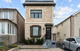 4 pièces maison en ville à East York, Canada. C$1,462,000