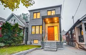 5 pièces maison en ville à East York, Canada. C$2,082,000