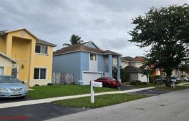 Maison en ville – Pembroke Pines, Broward, Floride,  Etats-Unis. $444,000