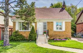 5 pièces maison en ville à East York, Canada. C$1,214,000