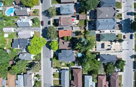 4 pièces maison en ville à East York, Canada. C$1,420,000