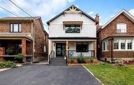 4 pièces maison en ville à Etobicoke, Canada. C$1,271,000