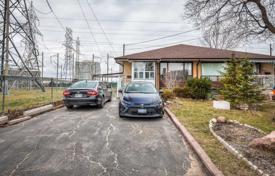 7 pièces maison mitoyenne à North York, Canada. C$1,157,000