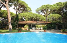 5 pièces villa 400 m² à Roccamare, Italie. 14,700 € par semaine