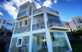 Villa individuelle à vendre à Bodrum avec jardin privé et vue sur la mer, quartier élite. $608,000