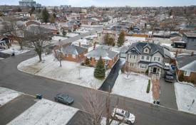 12 pièces maison en ville à North York, Canada. C$1,576,000