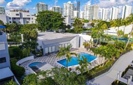 Maison en ville – Sunny Isles Beach, Floride, Etats-Unis. $1,650,000